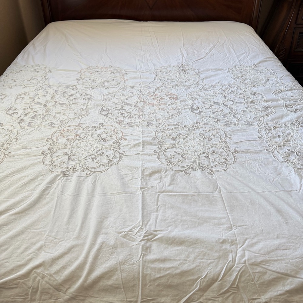 Luxury Embroidered Queen Duvet Cover – Hotel Collection Style –80” x 95” - Picture 2 of 10